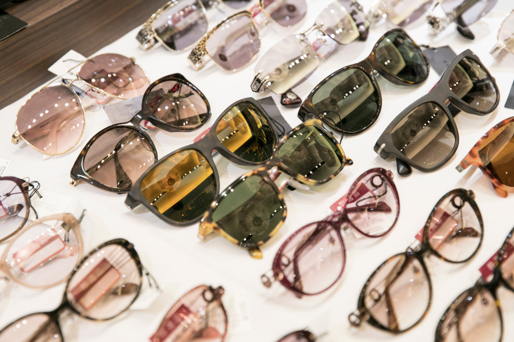 調光レンズと偏光レンズの違いは サングラス購入時の見分け方 メガネストアー 眼鏡 めがね コンタクトレンズ 補聴器
